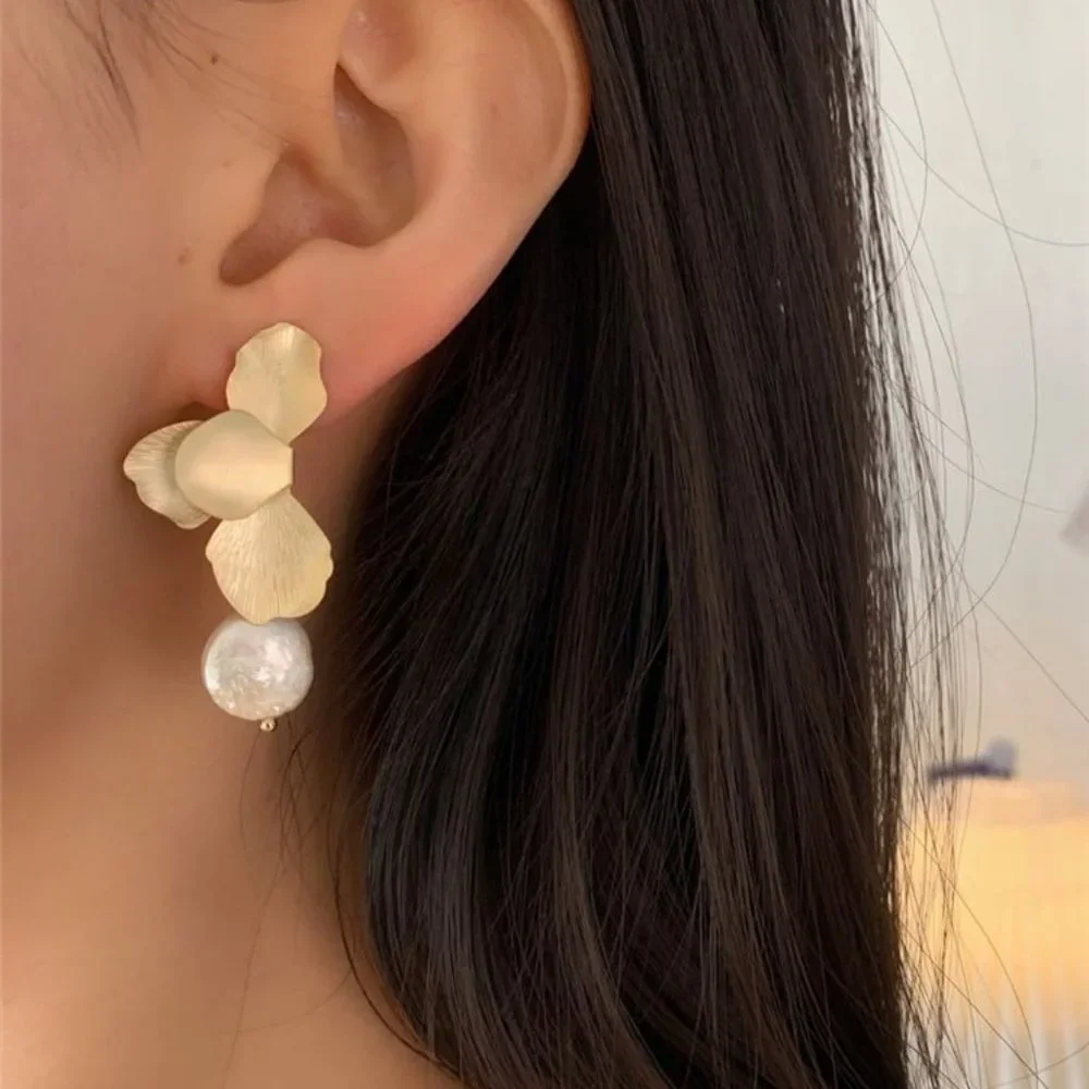 Irregular Retro Metal Petal Pearl Pendant Earrings - Picture 2 of 6